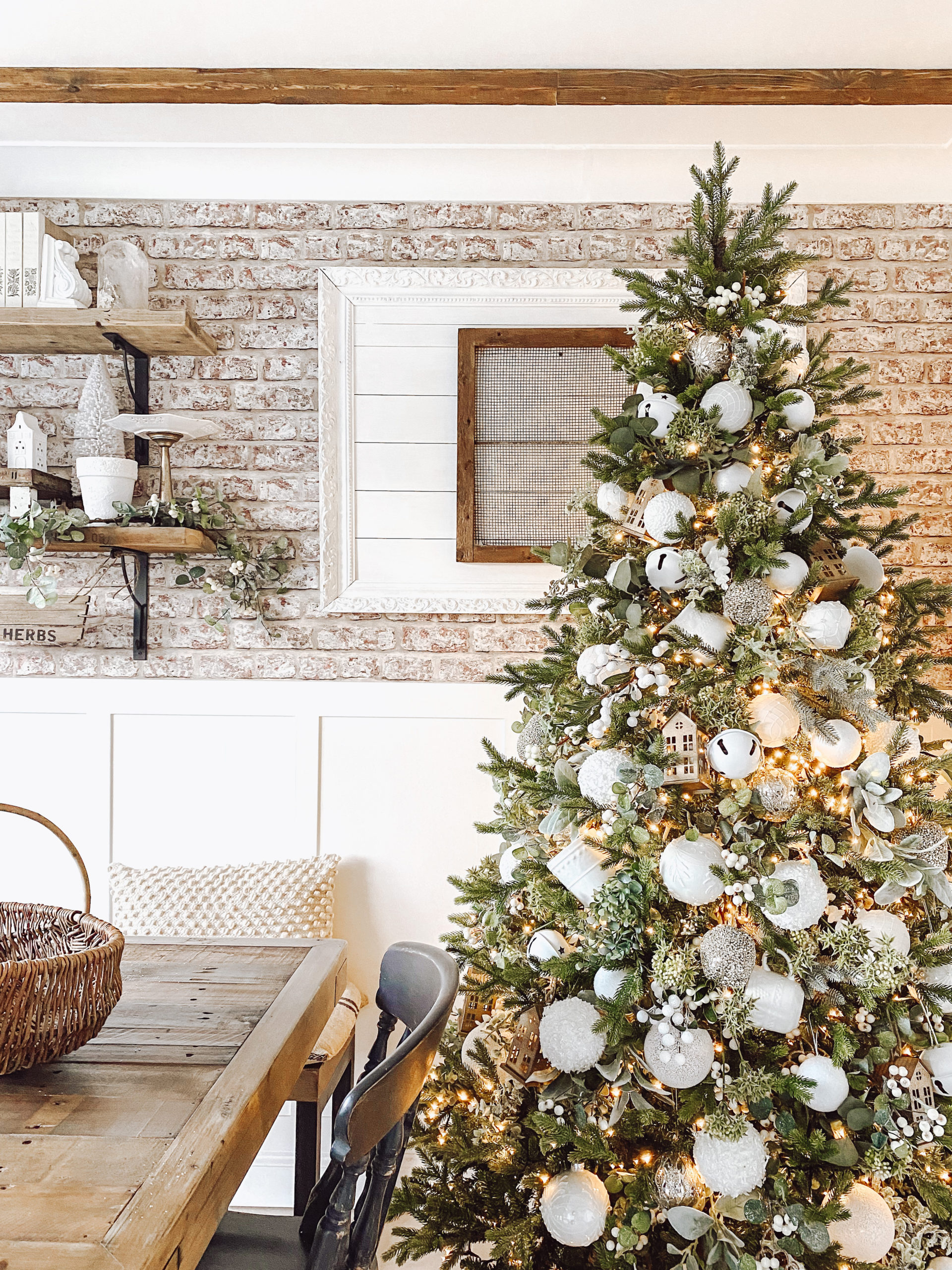 TOP TIPS FOR DECORATING A CHRISTMAS TREE Making Home Matter